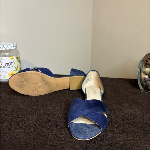 Pretty blue flats; very comfortable & cute; really nice open flats. - Picture 6 of 9